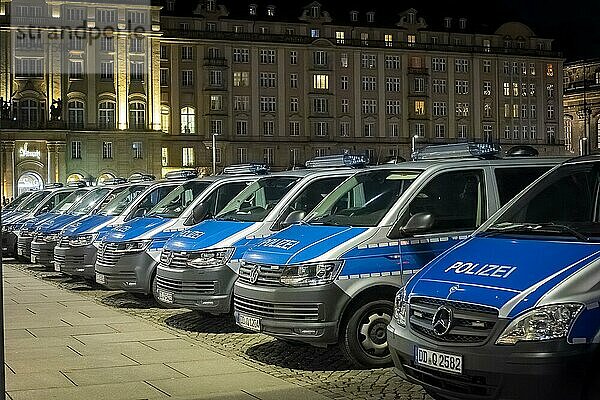 Am 13. und 14. Februar 1945 wurde Dresden bei 3 Bomberangriffen der Alliierten stark zerstört. Alljährlich gedenken die Dresdner in verschiedenen Veranstaltungen dieses Ereigniss. Eine Hohe Polizeipräsens am Altmarkt