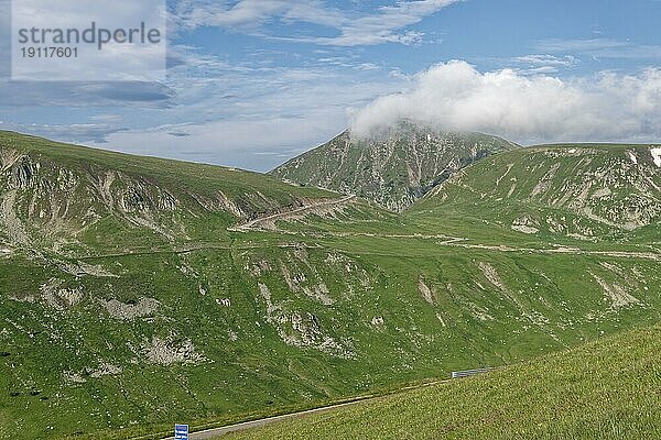 Ausblick vom Papusa Peak auf die Berge des Fagaras Gebirge  auch Fogarascher Gebirge  in den südlichen Karpaten. Transalpina Hochstrasse  Valcea  Rumänien  Südosteuropa  Europa