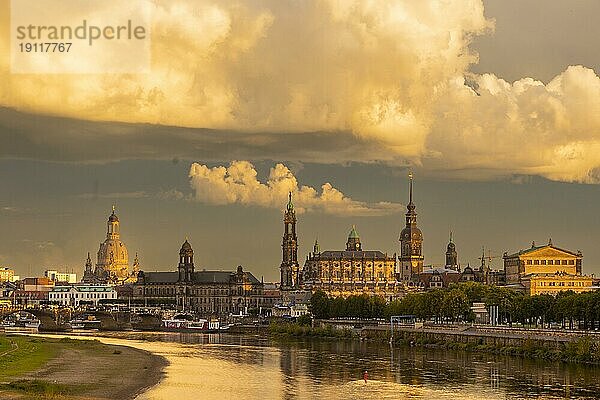 Altstadtsilhouette Dresdens an der Elbe mit Unwetterwolken