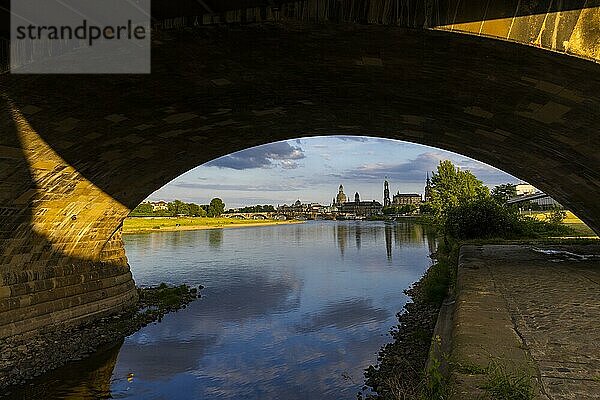 Blick durch die Bögen der Marienbrücke auf die Elbwiesen in der Dresdner Altstadt mit Silhouette