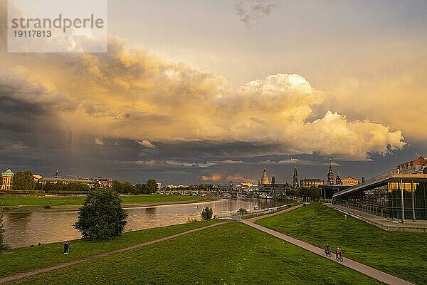 Altstadtsilhouette Dresdens an der Elbe mit Unwetterwolken