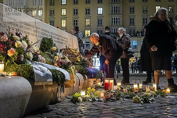 Am 13. und 14. Februar 1945 wurde Dresden bei 3 Bomberangriffen der Alliierten stark zerstört. Alljährlich gedenken die Dresdner in verschiedenen Veranstaltungen dieses Ereigniss. Mahnmal auf dem Altmarkt  Dresdner stellen Kerzen auf