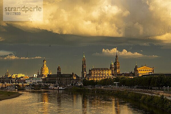 Altstadtsilhouette Dresdens an der Elbe mit Unwetterwolken