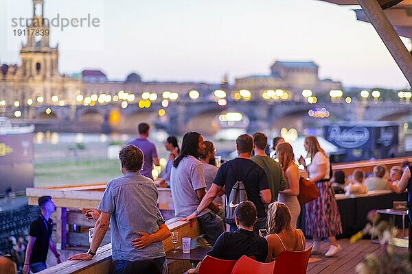 Die Filmnächte am Elbufer sind Deutschlands größtes Freilichtkino-Festival. Sie finden seit 1991 alljährlich im Sommer am Neustädter Elbufer in Dresden statt und zogen in den letzten Jahren jeweils über 200.000 Zuschauer an. 2021 starten die Filmnächte mit der Radeberger Fimnacht und 60 Years of Bond: Keine Zeit zu sterben