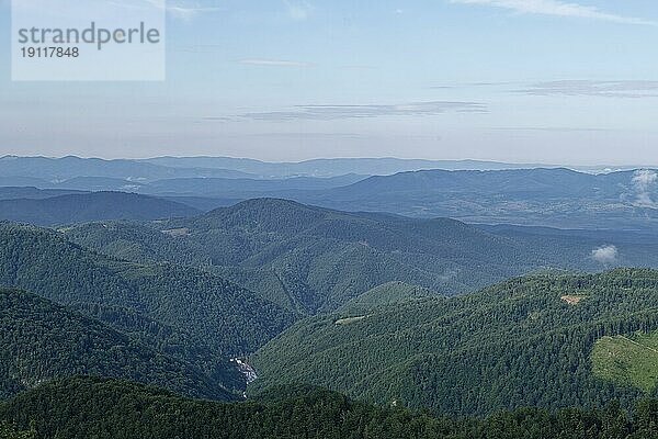 Blick auf das Apuseni-Gebirge in den westlichen Karpaten vom Aussichtspunkt an der rumänischen DN 75 bei Vartop. Kreis Alba  Transsilvanien  Rumänien  Südosteuropa  Europa