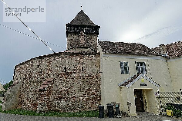 Die Wehrkirche Frauendorf  Biserica Fortificata  in Siebenbürgen. Die Kirche ist eine Wehrkirche  die mit einer Mauer wie eine Festung zu Verteidigungszwecken umbaut wurde. Frauendorf  Siebenbürgen  Transsilvanien  Rumänien  Südosteuropa  Europa