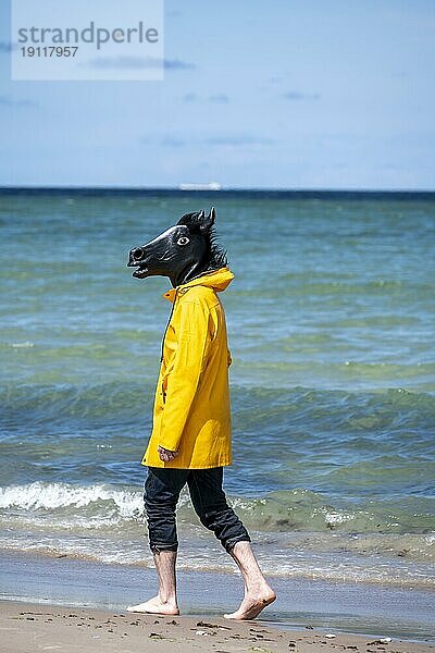 Person mit Pferdemaske am Strand  Skurrile Szene  Dänemark  Europa