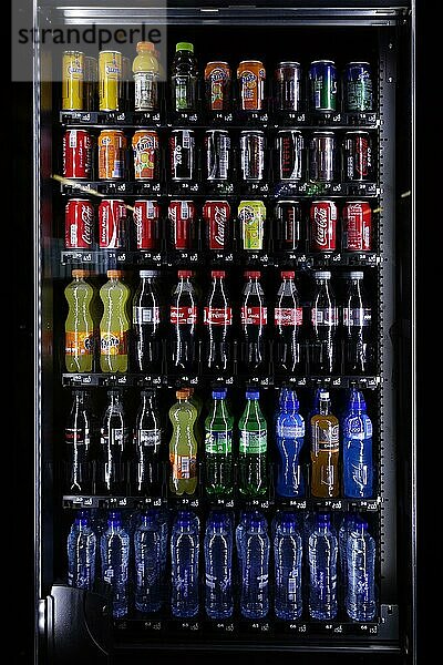 Verschiedene Marken erfrischender alkoholfreier Erfrischungsgetränke  Cola  Limonaden und Wasser in einem Verkaufsautomaten