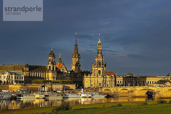 Altstadtsilhouette Dresdens an der Elbe im Morgenlicht