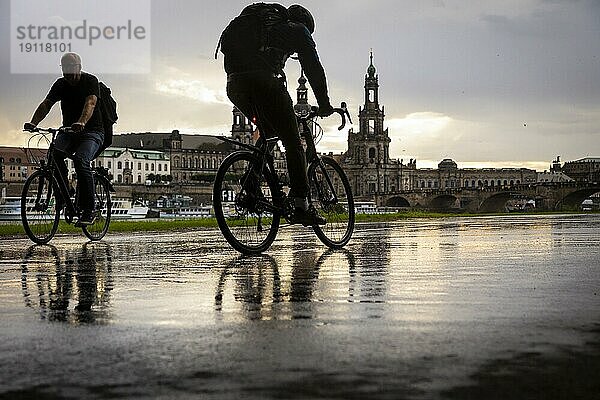 Elberadweg im Regen vor der Silhouette der Altstadt