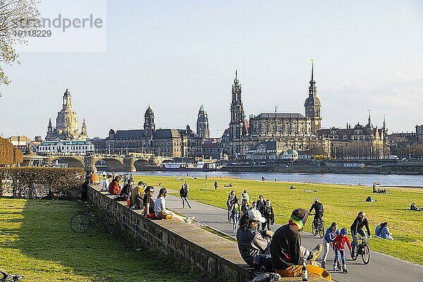 Am Neustädter Elbufer Blick auf die Dresdner Altstadt