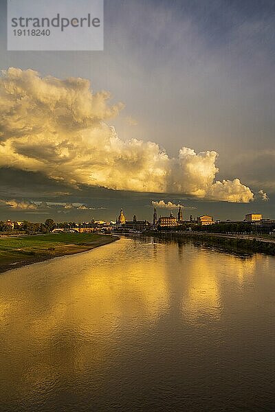 Altstadtsilhouette Dresdens an der Elbe mit Unwetterwolken