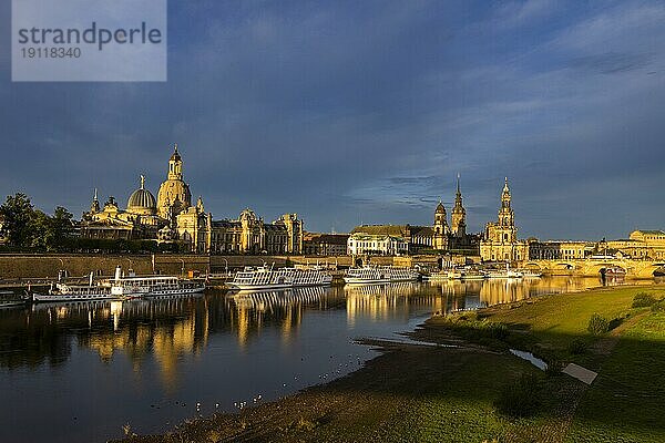 Altstadtsilhouette Dresdens an der Elbe im Morgenlicht