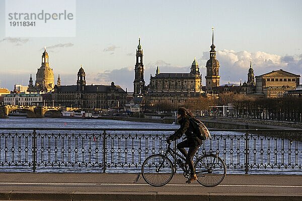 Radfahrer auf der Marienbrücke im Abendlicht