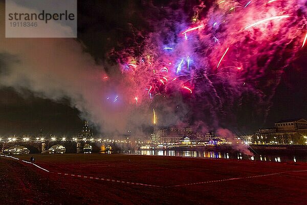 Weltrekordversuch am 26. November. Punkt 19.30 Uhr wurde am Elbufer die größte pyrotechnische Einzelbatterie gezündet  mit 2200 Einzel-Böllern!