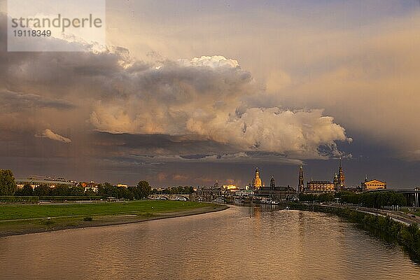 Altstadtsilhouette Dresdens an der Elbe mit Unwetterwolken