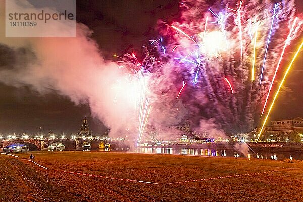 Weltrekordversuch am 26. November. Punkt 19.30 Uhr wurde am Elbufer die größte pyrotechnische Einzelbatterie gezündet  mit 2200 Einzel-Böllern!