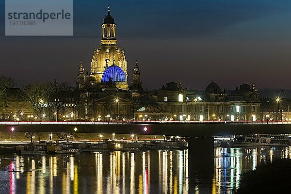 Die Frauenkirche mit der Glaskuppel über dem Oktogon der Kunstakademie  diese ist aus Protest gegen den Ukraine Krieg  blau beleuchtet