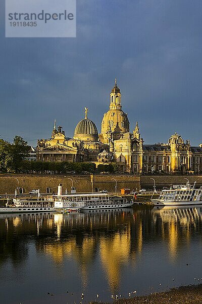 Altstadtsilhouette Dresdens an der Elbe im Morgenlicht