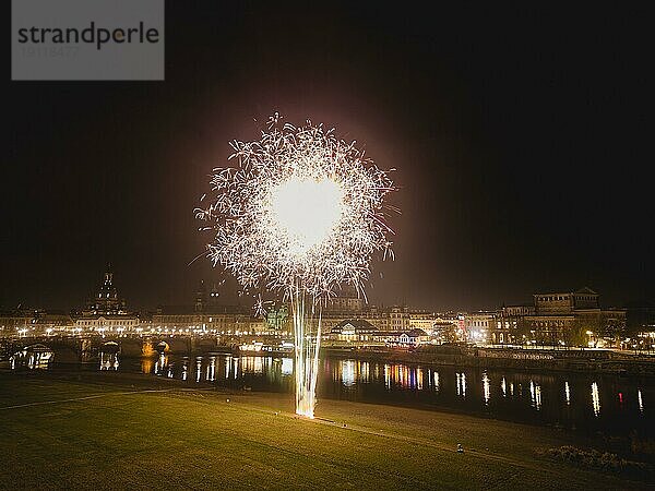 Weltrekordversuch am 26. November. Punkt 19.30 Uhr wurde am Elbufer die größte pyrotechnische Einzelbatterie gezündet  mit 2200 Einzel-Böllern!