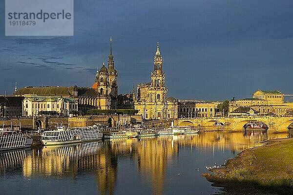 Altstadtsilhouette Dresdens an der Elbe im Morgenlicht