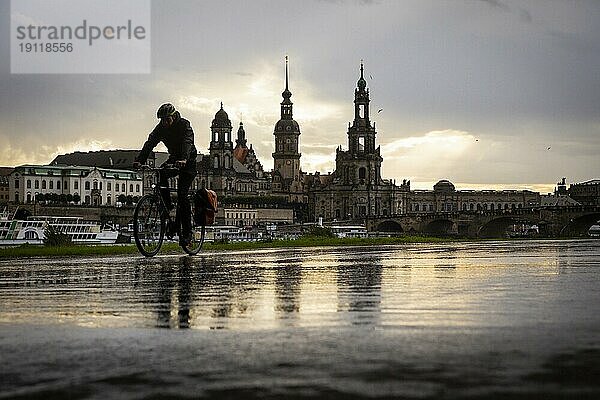 Elberadweg im Regen vor der Silhouette der Altstadt