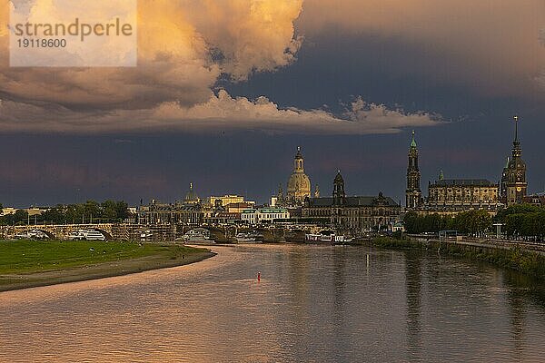 Altstadtsilhouette Dresdens an der Elbe mit Unwetterwolken