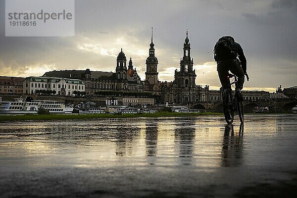 Elberadweg im Regen vor der Silhouette der Altstadt