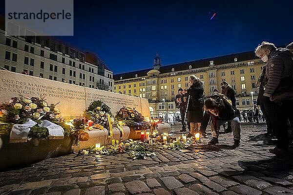 Am 13. und 14. Februar 1945 wurde Dresden bei 3 Bomberangriffen der Alliierten stark zerstört. Alljährlich gedenken die Dresdner in verschiedenen Veranstaltungen dieses Ereigniss. Mahnmal auf dem Altmarkt  Dresdner stellen Kerzen auf