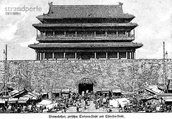 Himmelstor zwischen Tartaren Stadt und Chinesen Stadt  Peking  Beijing  Mauer  Gebäude  Balkone  Dächer  Marktplatz  Verkaufsstand  Handel  Wirtschaft  viele Menschen  Schriftzeichen  China  Holzschnitt  historische Illustration um 1898  Asien