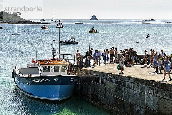 Touristengruppe auf Bootsanleger  Ausflugsboot  Higher Town  St Martin's  Scilly-Inseln  Cornwall  England  Großbritannien  Europa