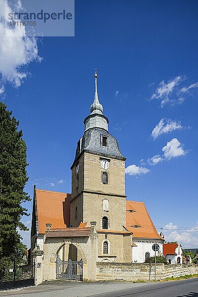 Kirche Großcotta. Ende des 15. Jahrhunderts entstand dann ein Neubau  der im 17. und 18. Jahrhundert noch mehrfach umgebaut oder mit Anbauten versehen wurde.  Cotta  Sachsen  Deutschland  Europa