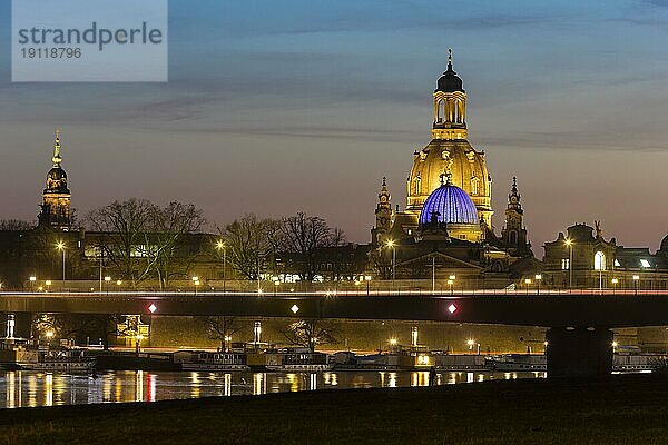 Die Frauenkirche mit der Glaskuppel über dem Oktogon der Kunstakademie  diese ist aus Protest gegen den Ukraine Krieg  blau beleuchtet