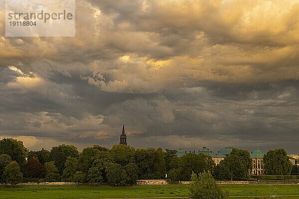 Altstadtsilhouette Dresdens an der Elbe mit Unwetterwolken