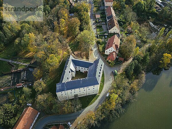 Das Schloss Frohburg ist ein Gebäudekomplex in der sächsischen Kleinstadt Frohburg im Landkreis Leipzig. Das mehrere hundert Jahre Baugeschichte repräsentierende älteste Bauwerk der Stadt diente bis 1945 als Verwaltungs- und Repräsentationssitz für eines der größten Rittergüter Sachsens. Heute beherbergt es das Museum der Stadt