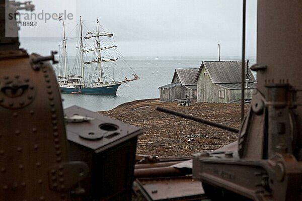 Segelschiff und Camp Mansfield  alter Marmorsteinbruch in Blomstrandhalvoya  Svalbard  Spitzbergen  Norwegen  Europa