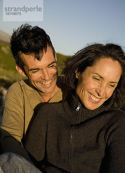 Porträt eines Paares  das sich umarmt und lacht