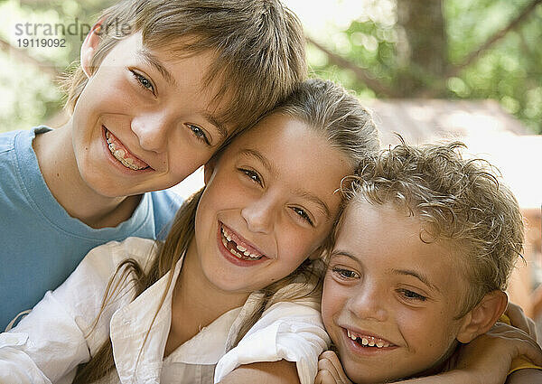 Porträt von drei kleinen Kindern  die lachen