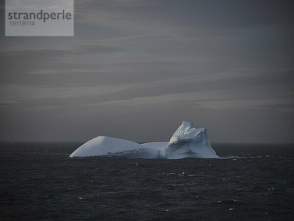 Eisbergbildung auf der Meeresoberfläche vor der Antarktischen Halbinsel  Weddellmeer  Antarktis