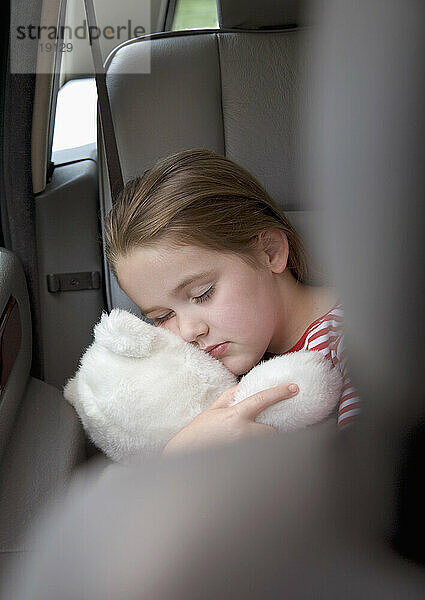 Porträt eines schlafenden und kuschelnden Teddybären eines jungen Mädchens