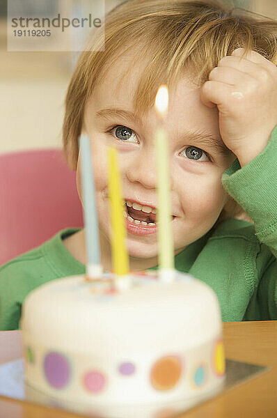 Kleinkind- und Geburtstagstorte mit drei Kerzen