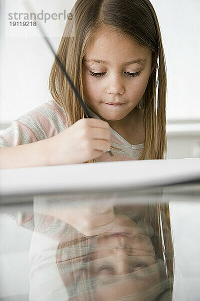 Nahaufnahme eines jungen Mädchens beim Schreiben