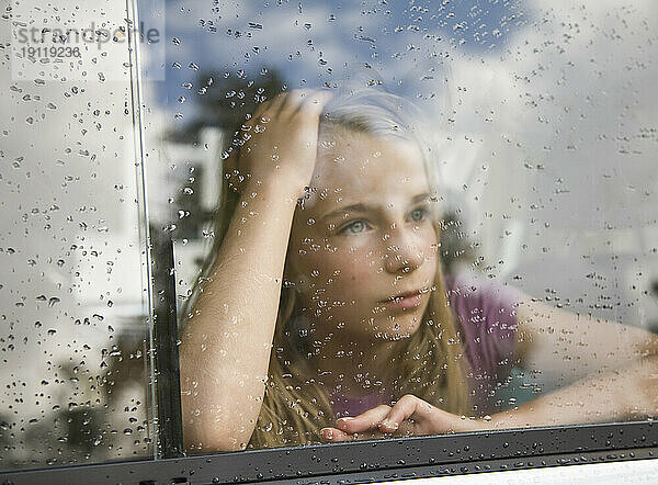 Porträt eines jungen Mädchens  das aus einem Autofenster schaut