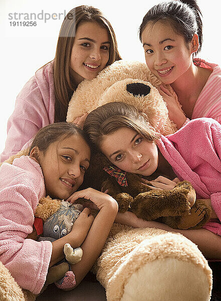 Teenager-Mädchen umarmen Teddybär