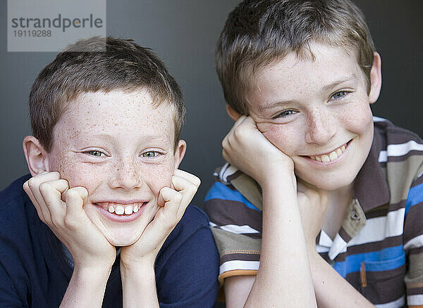 Porträt zweier lächelnder Jungen