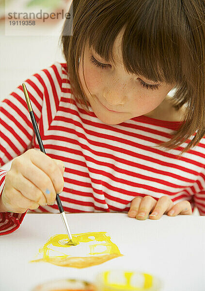 Porträt eines jungen Mädchens  das mit Aquarell malt