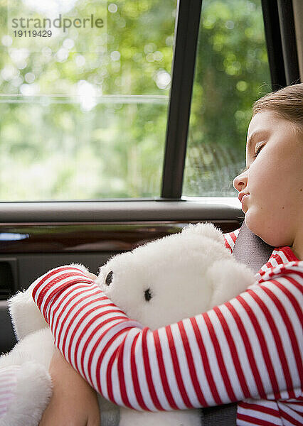 Porträt eines schlafenden und kuschelnden Teddybären eines jungen Mädchens