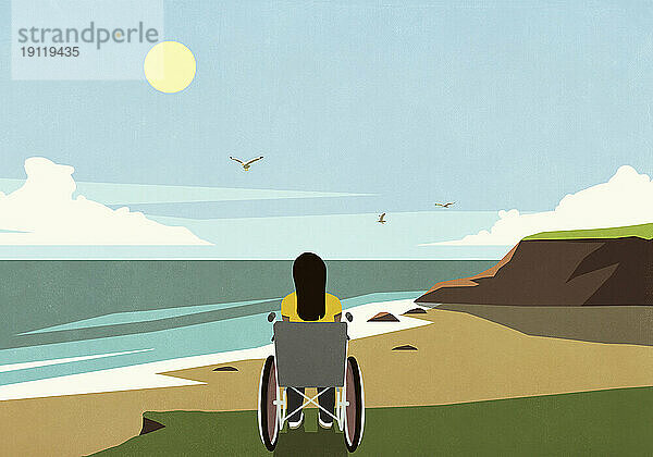 Ruhige Frau im Rollstuhl blickt von der Klippe auf den idyllischen Sommerstrand am Meer
