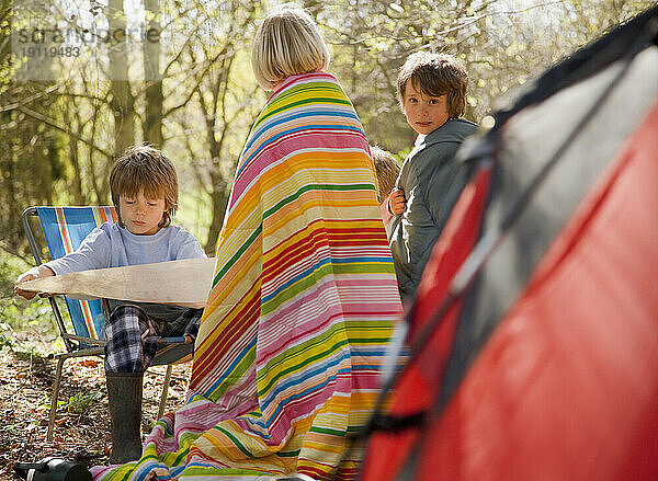 Kinder auf dem Campingplatz schauen auf die Karte