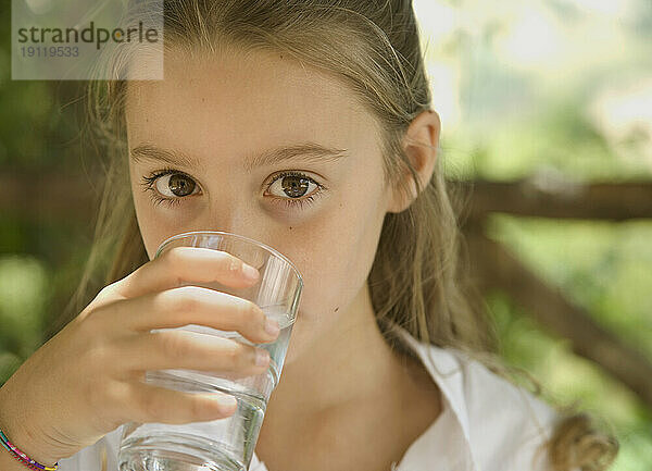 Junges Mädchen trinkt Wasser